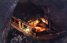 西湖コウモリ穴